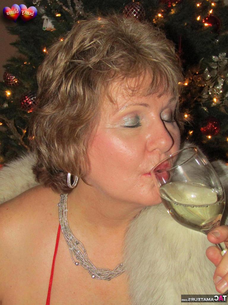 19P A amadora mais velha Busty Bliss faz um boquete revelando lingerie no Natal