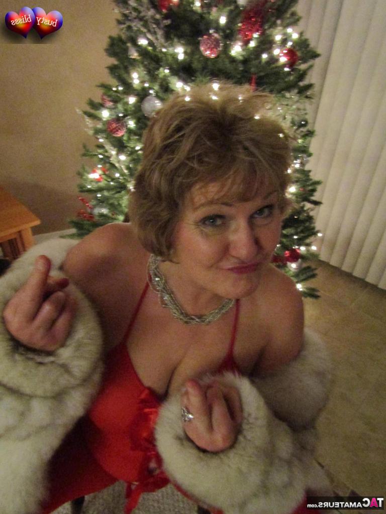 19P A amadora mais velha Busty Bliss faz um boquete revelando lingerie no Natal