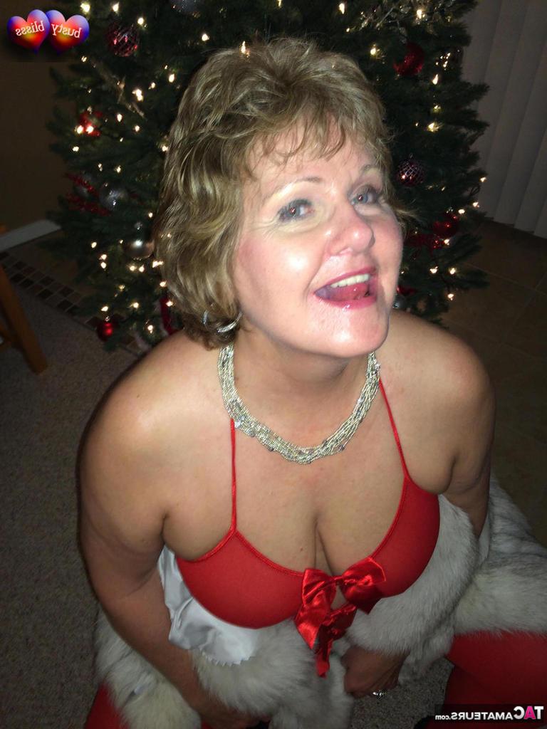 19P A amadora mais velha Busty Bliss faz um boquete revelando lingerie no Natal