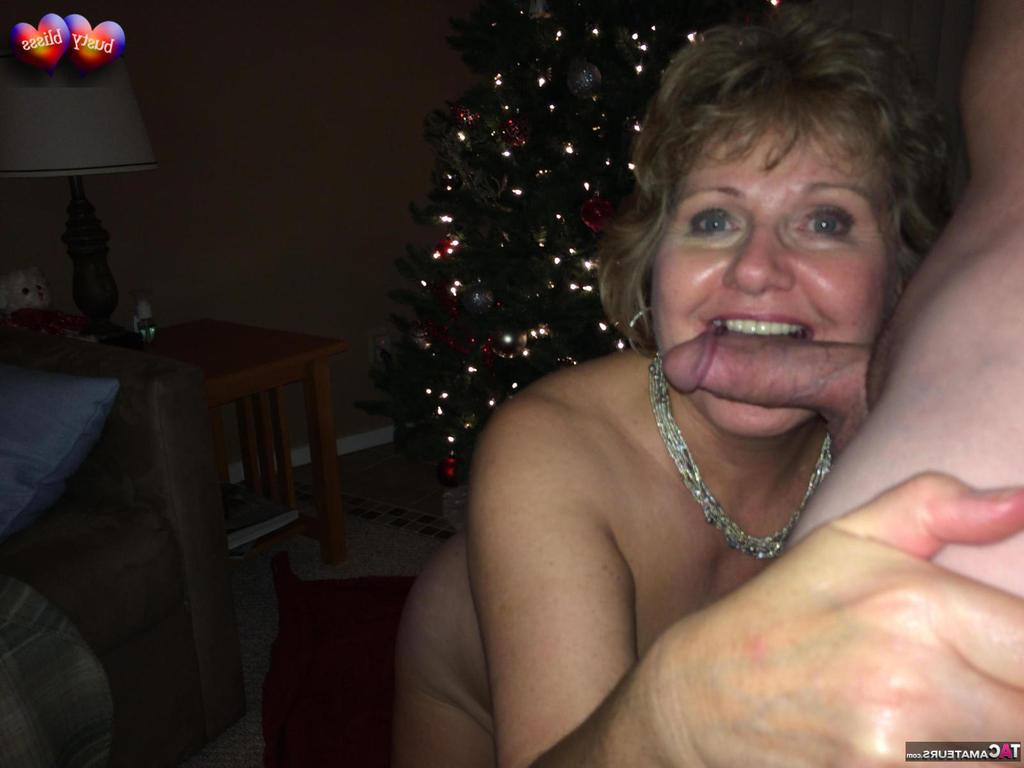 19P A amadora mais velha Busty Bliss faz um boquete revelando lingerie no Natal
