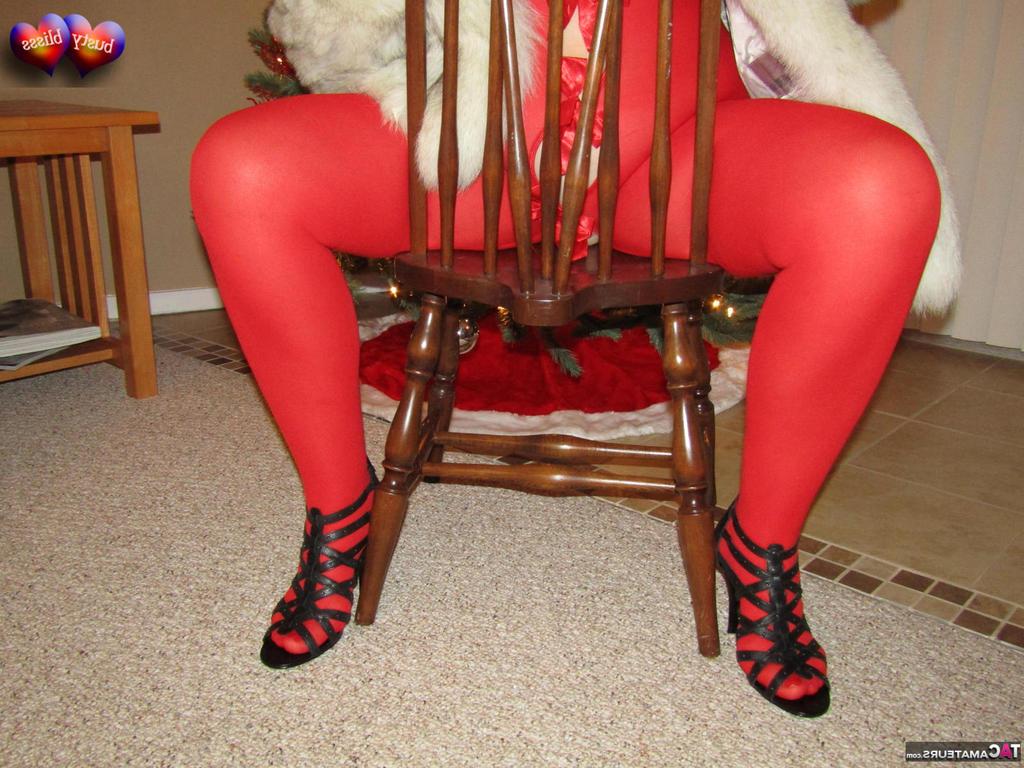 19P A amadora mais velha Busty Bliss faz um boquete revelando lingerie no Natal