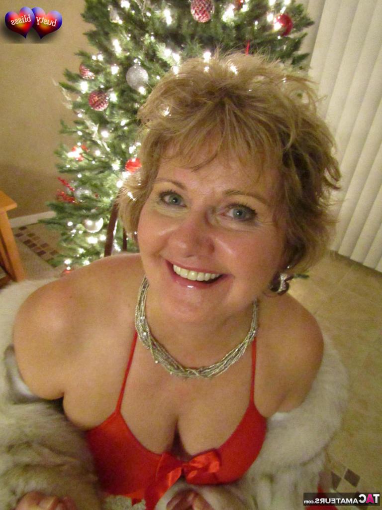 19P A amadora mais velha Busty Bliss faz um boquete revelando lingerie no Natal