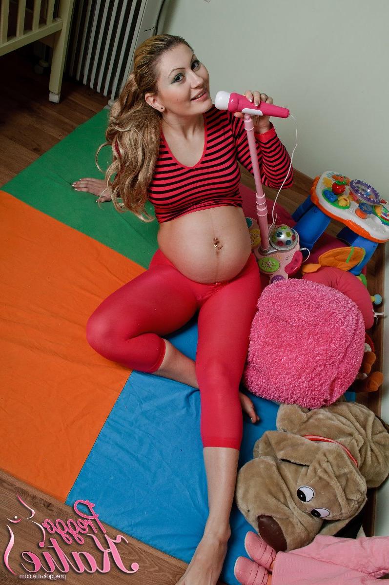 16P Menina grávida fica completamente nua no quarto de uma criança