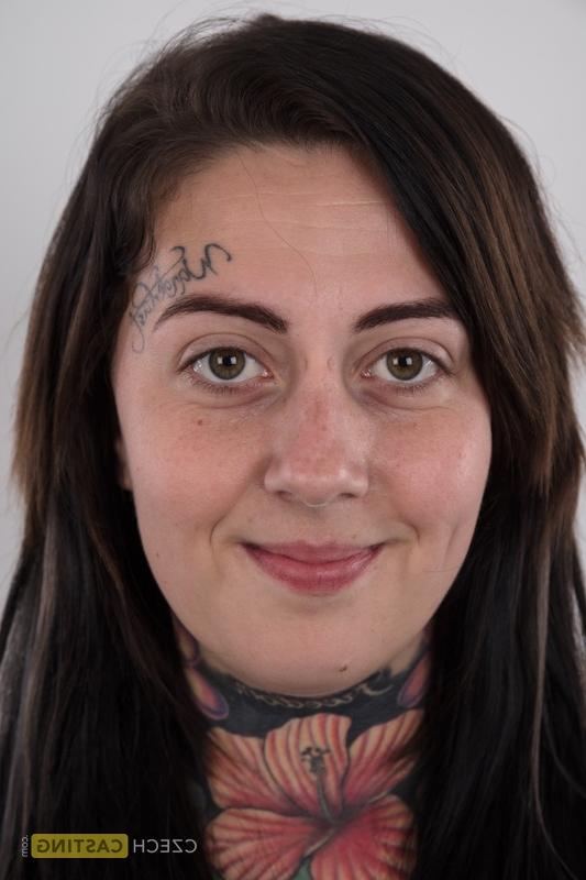 20P A amadora tatuada Nikola libera seu corpo acima do peso das roupas