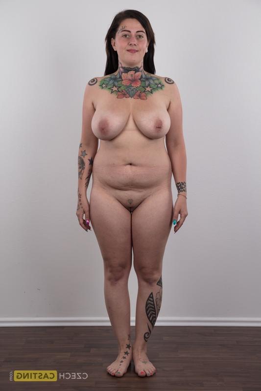 20P A amadora tatuada Nikola libera seu corpo acima do peso das roupas