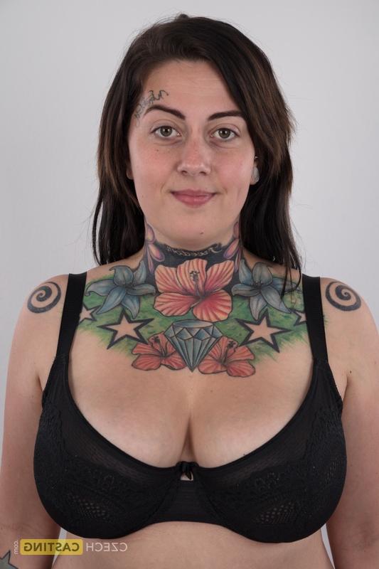 20P A amadora tatuada Nikola libera seu corpo acima do peso das roupas