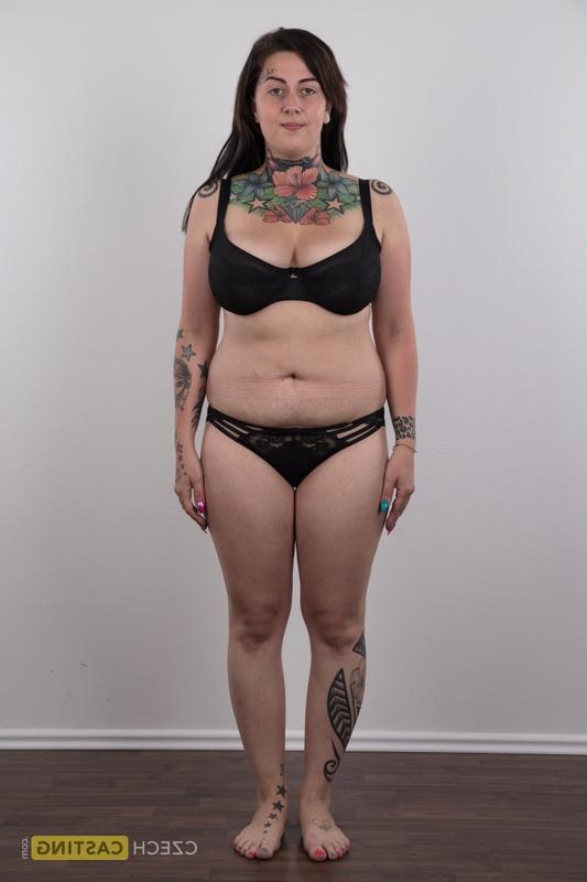 20P A amadora tatuada Nikola libera seu corpo acima do peso das roupas
