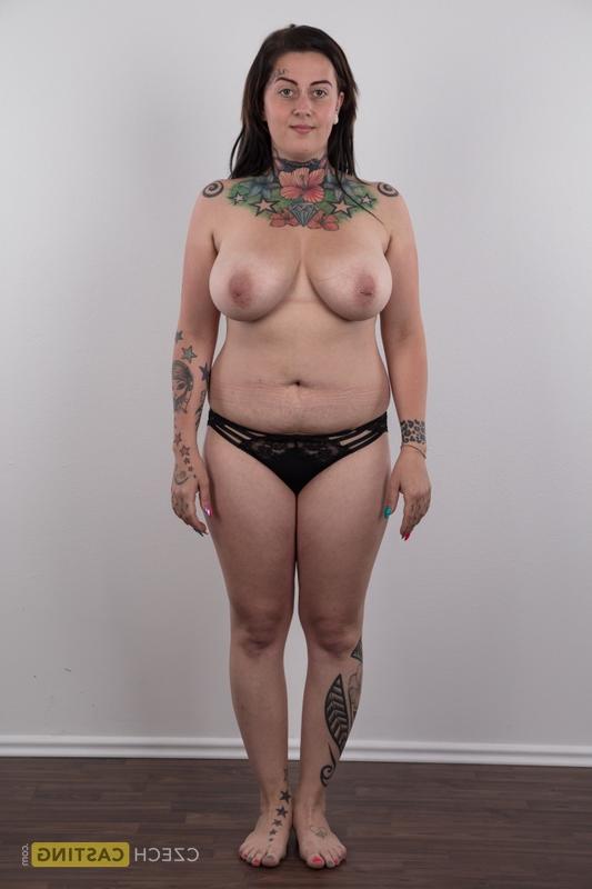 20P A amadora tatuada Nikola libera seu corpo acima do peso das roupas