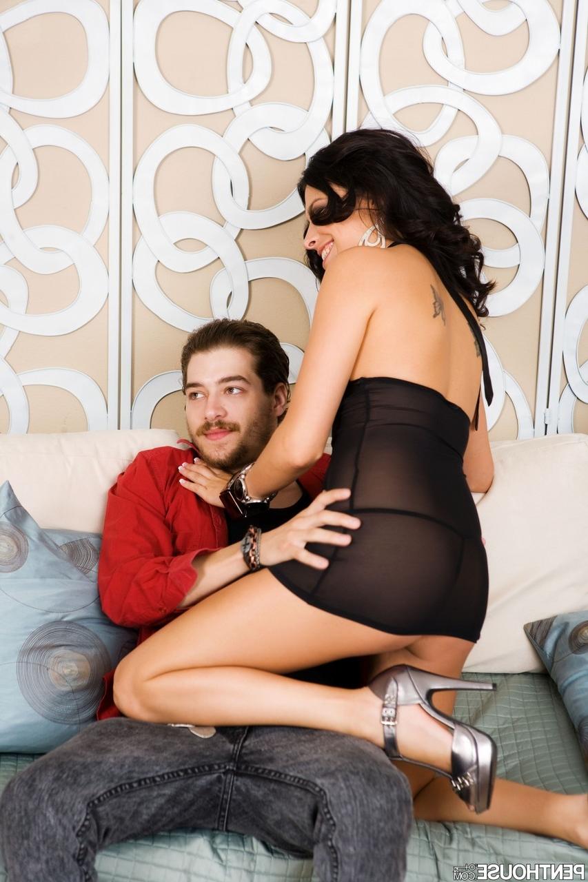 20P La petite brune Danica Dillan se fait défoncer son castor taillé.
