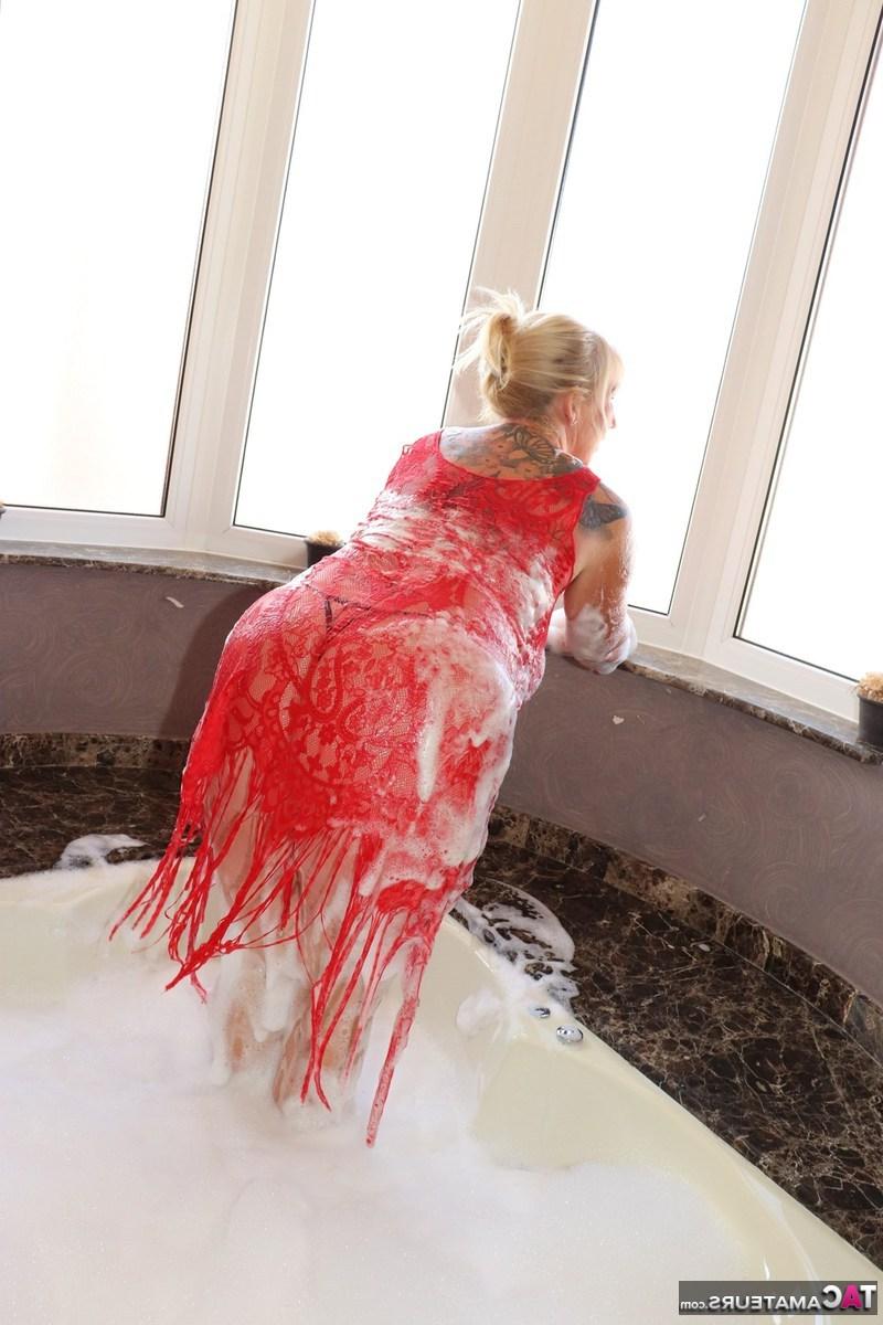 16P A loira mais velha e gorda Melody tira parcialmente um vestido enquanto toma um banho de espuma