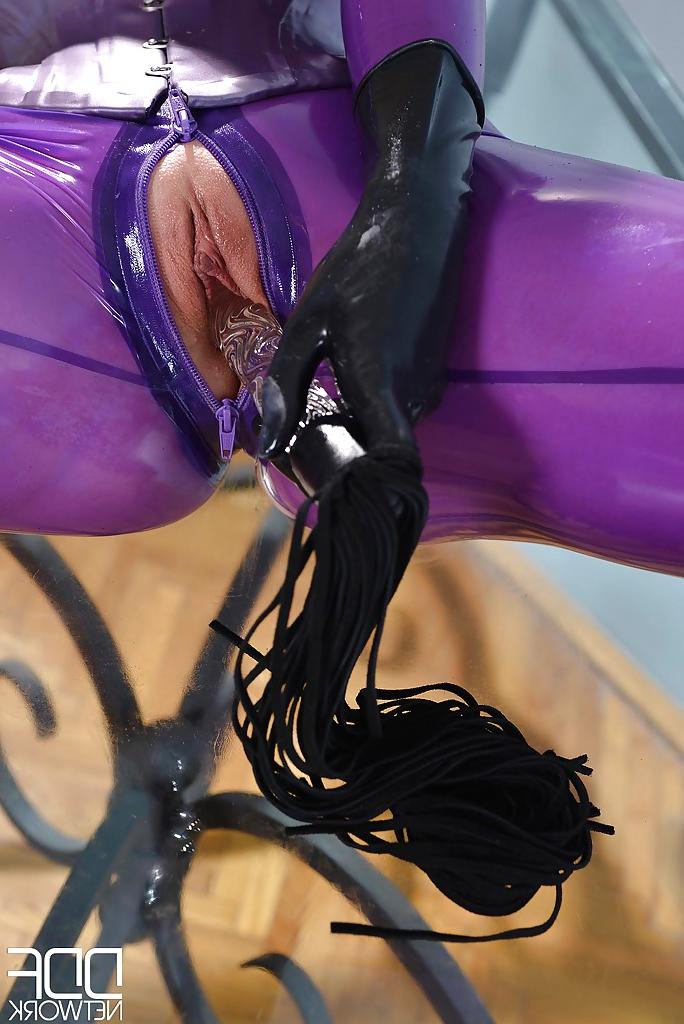 16P Fetish loving babe Latex Lucy has lots of fun with a hardcore whip