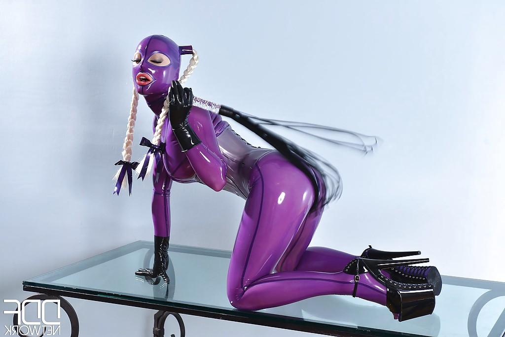 16P Fetish loving babe Latex Lucy has lots of fun with a hardcore whip