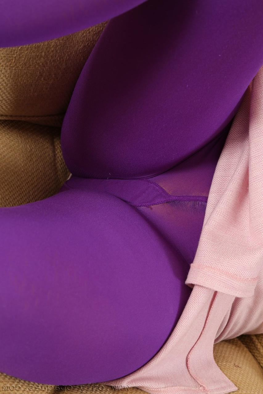 20P Jenni P, blonde platine, montre son corps et ses jambes en forme dans des collants violets.
