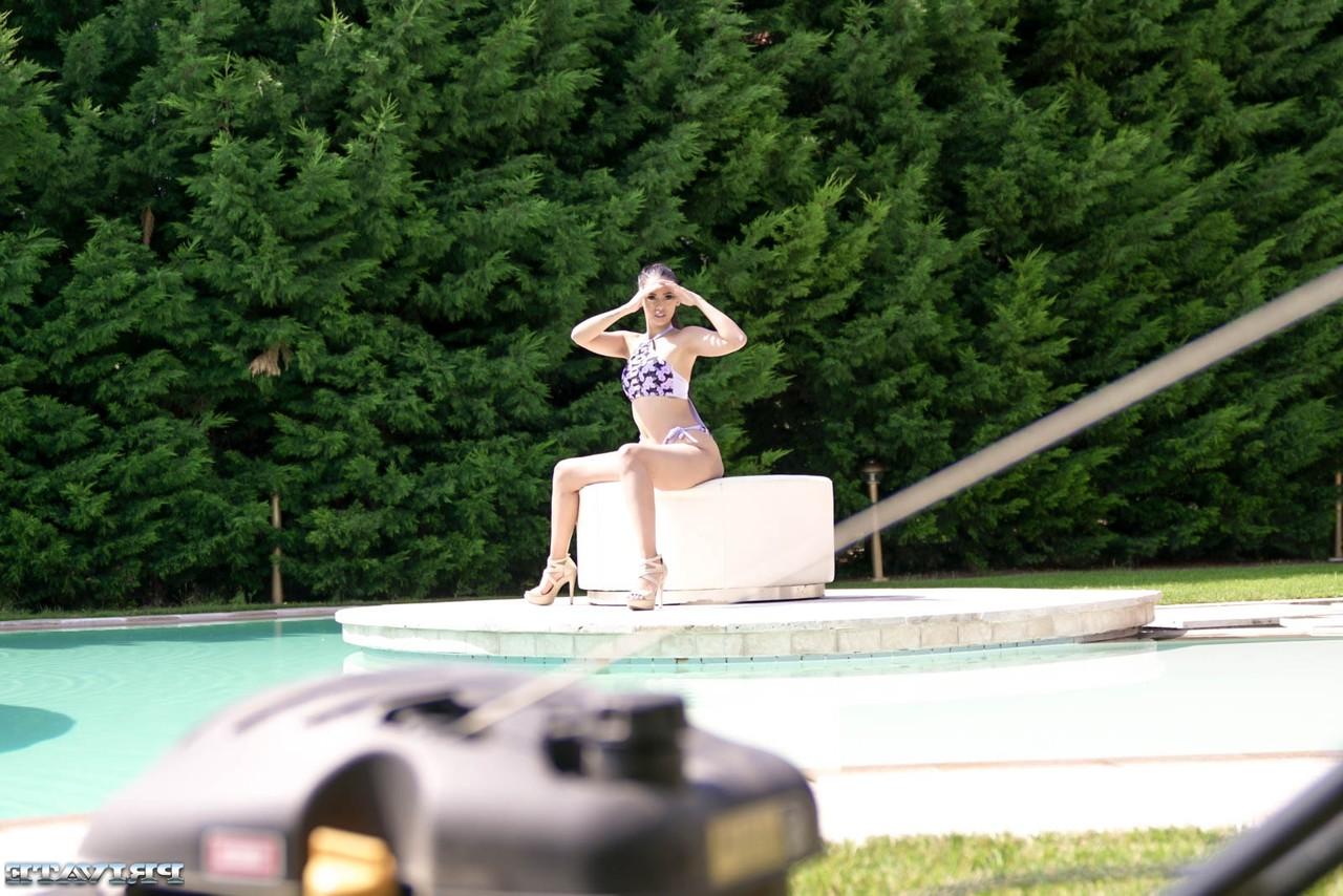 20P Adolescente Latina Andreina De Luxe expõe sua bunda cheia de bolhas e leva uma surra à beira da piscina