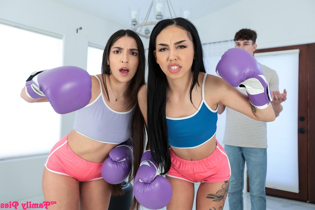 16P Las jóvenes latinas Madison Wilde y Bianca Bangs tienen sexo en un trío en una cama