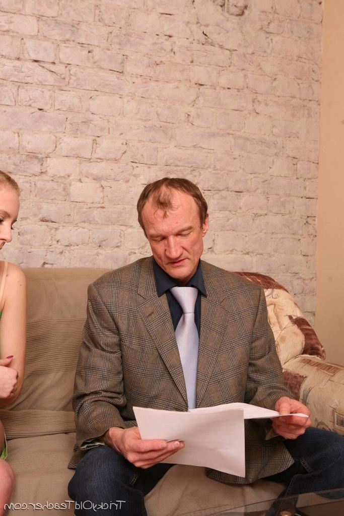 16P La joven rubia Alena es engañada para que cabalgue la polla de su antiguo profesor con coletas