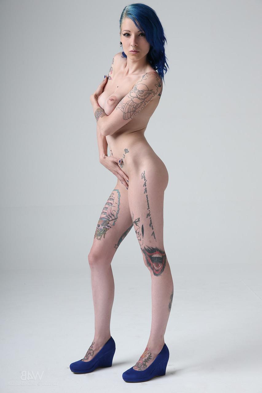 20P Adolescente com cabelo azul expõe seu corpo esguio, peitos grandes e tatuagens gostosas