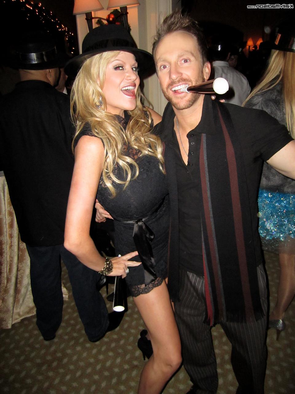 16P Die sexy blonde MILF Kelly Madison zeigt ihre Brüste und lutscht große Schwänze wie ein Profi