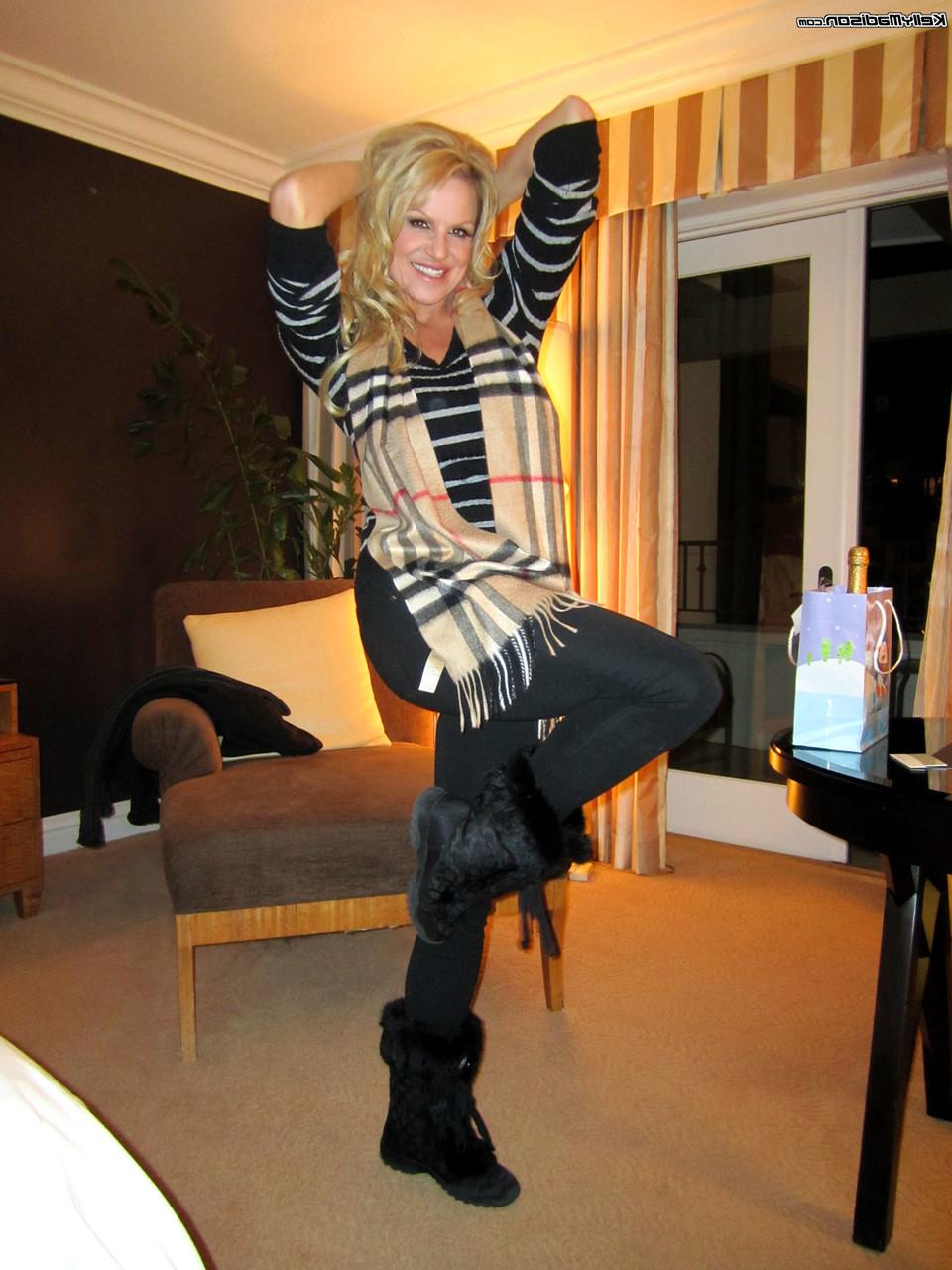 16P Die sexy blonde MILF Kelly Madison zeigt ihre Brüste und lutscht große Schwänze wie ein Profi
