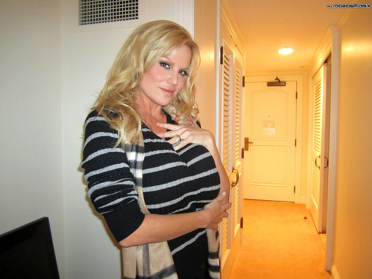 16P Die sexy blonde MILF Kelly Madison zeigt ihre Brüste und lutscht große Schwänze wie ein Profi