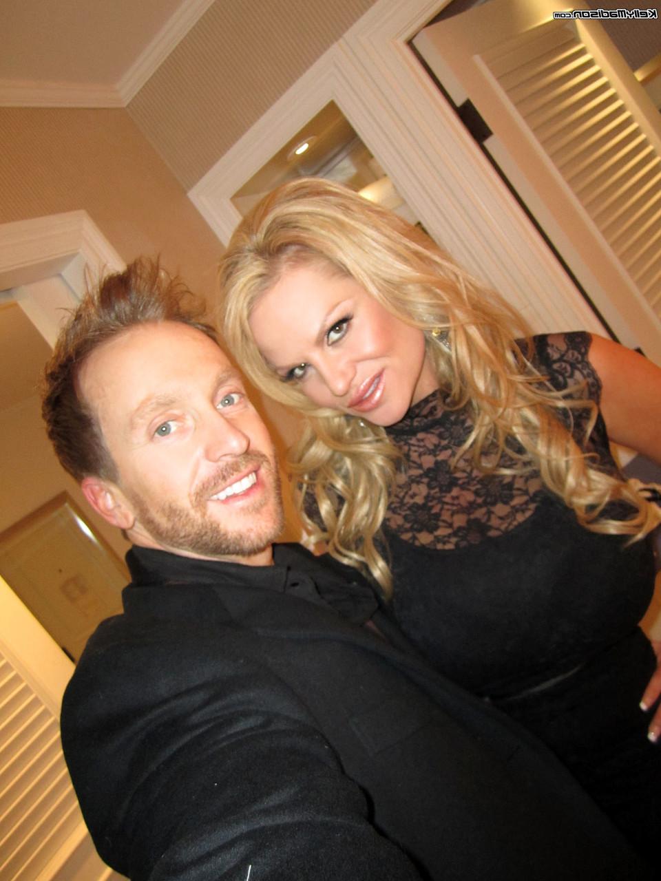 16P Die sexy blonde MILF Kelly Madison zeigt ihre Brüste und lutscht große Schwänze wie ein Profi