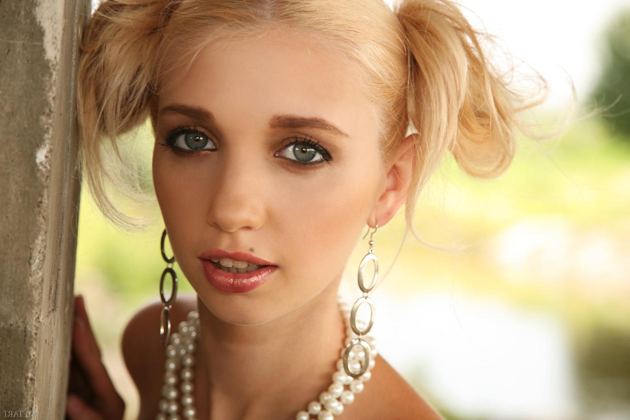 20P La belle jeune blonde Mima A montre son petit corps nu en talons hauts.