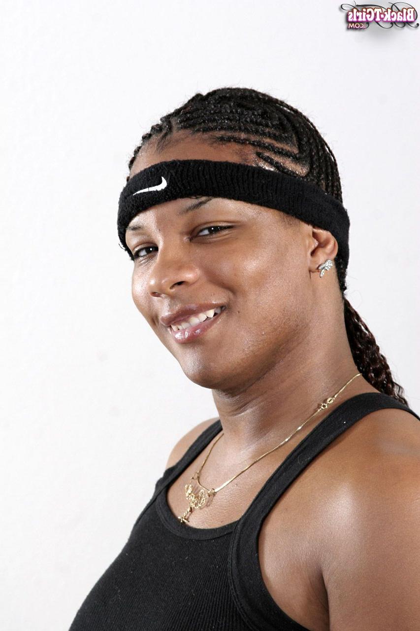 16P Travesti de ébano Lady Akysha mostra seus músculos e pau enorme em um solo
