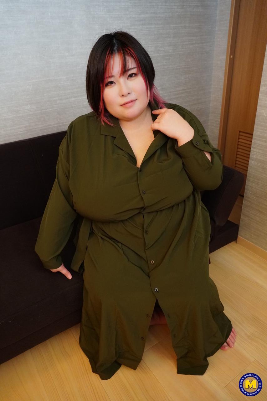 20P La traviesa y gorda Doggy Harukaze muestra sus grandes tetas en la cama y en la ducha