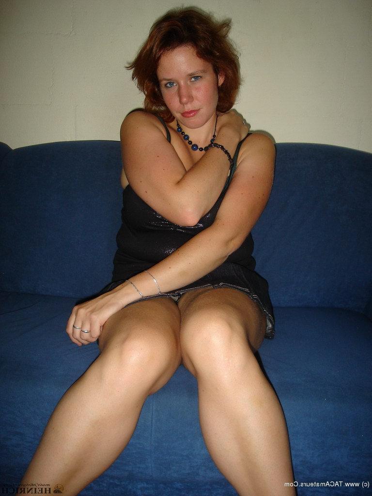 20P Die rundliche Rothaarige Luscious Models löst ihre schlaffen Brüste von der Kleidung