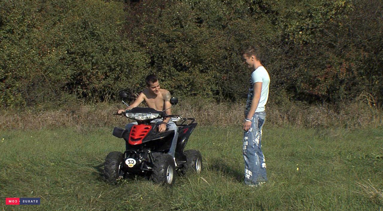 10P Die dünnen, schwulen Schönheiten Alex Stevens und Ernest Blue blasen sich gegenseitig und ficken draußen