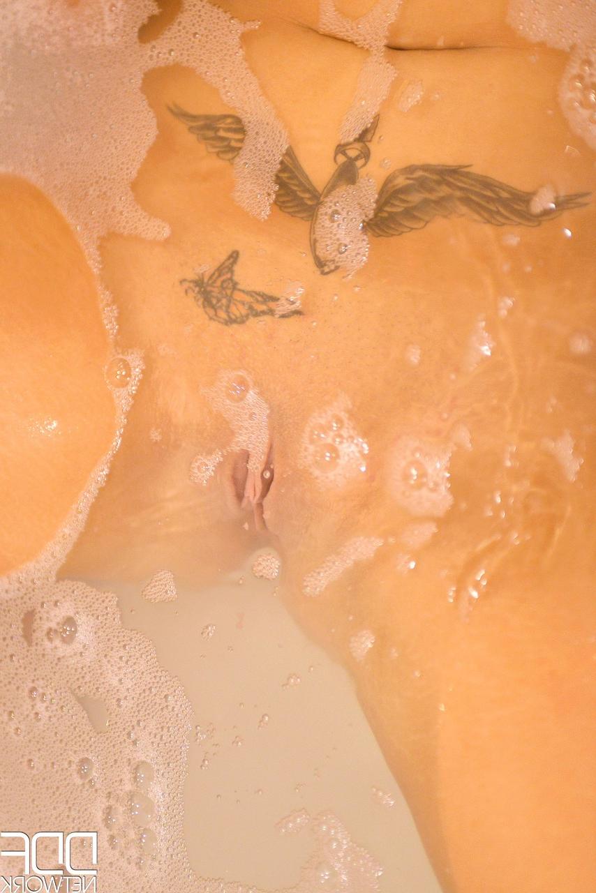 20P A loira sexy Katie T lavando seus enormes seios e curvas de silicone na banheira