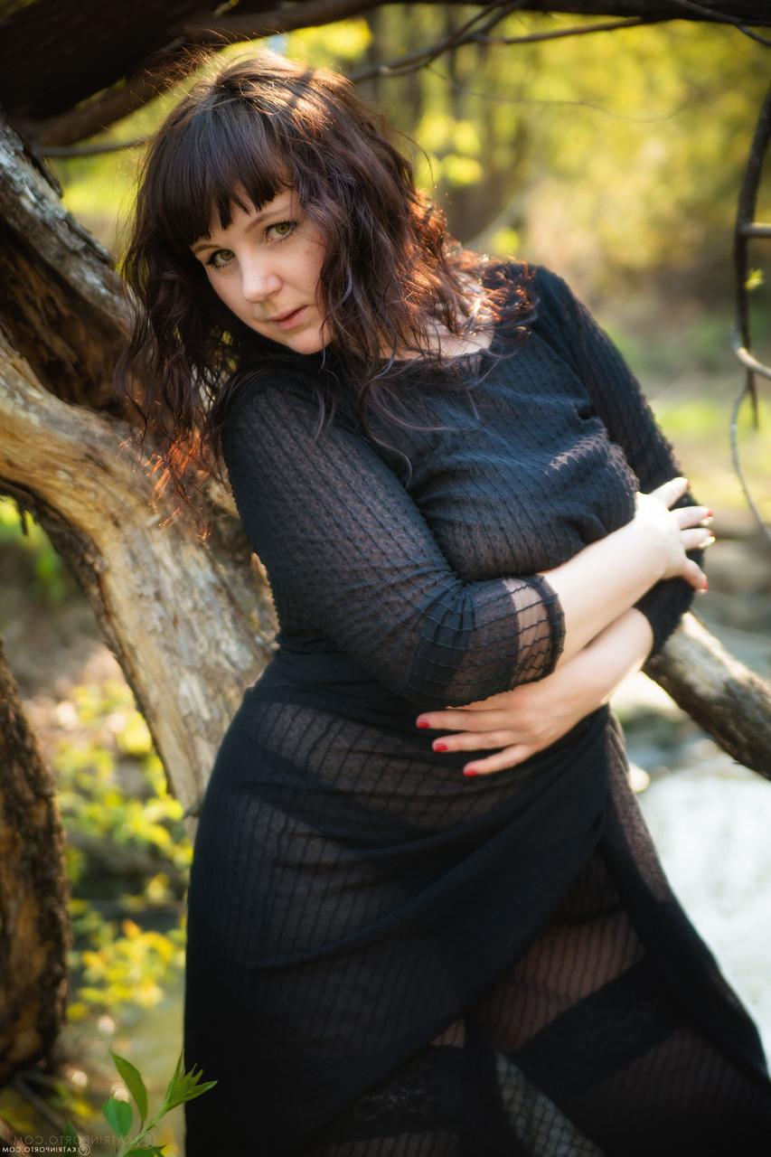 16P Impresionante MILF gordita muestra sus hermosas curvas desnuda al aire libre