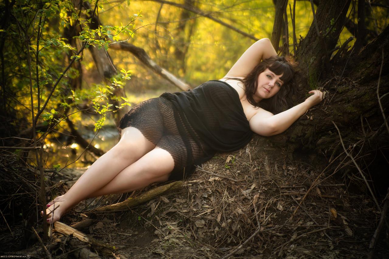16P Impresionante MILF gordita muestra sus hermosas curvas desnuda al aire libre