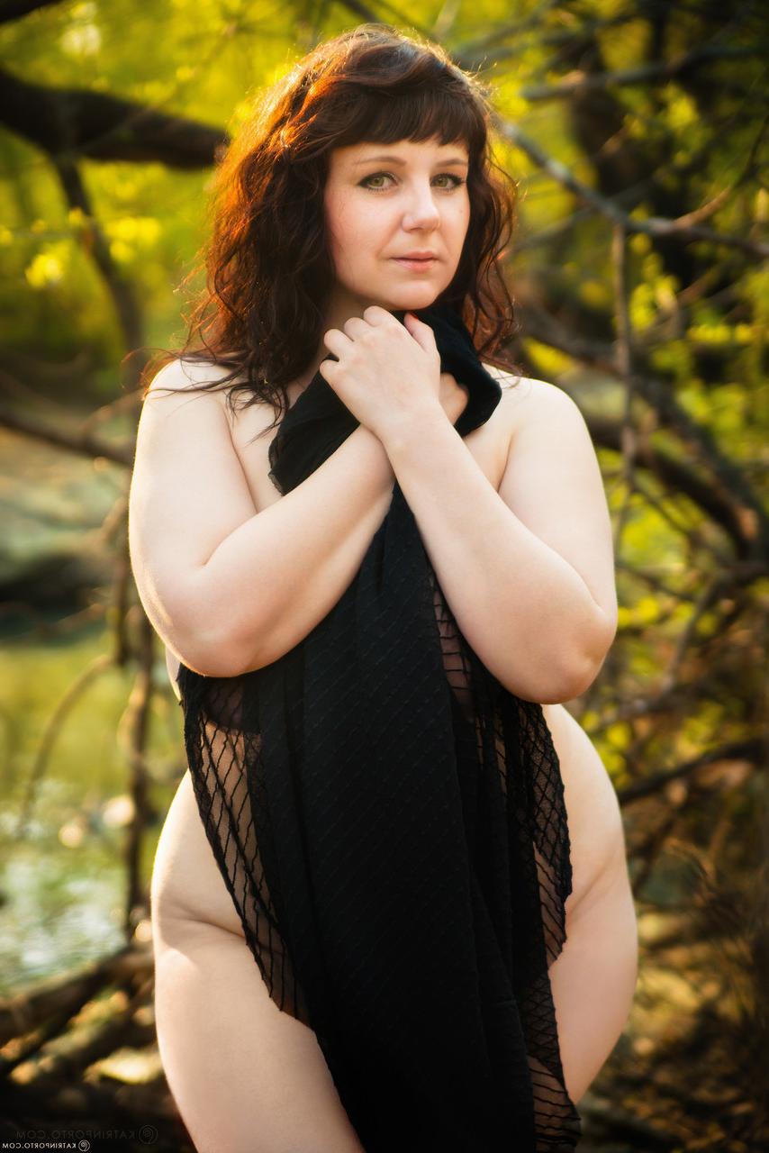 16P Impresionante MILF gordita muestra sus hermosas curvas desnuda al aire libre