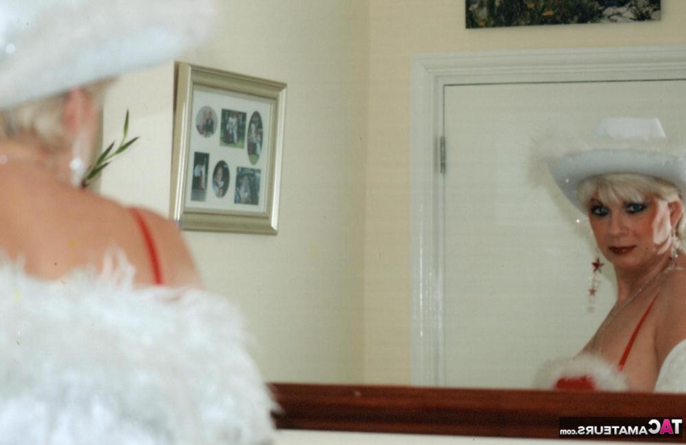 17P Dimonty amador maduro modela lingerie sexy durante uma sessão de fotos de Natal