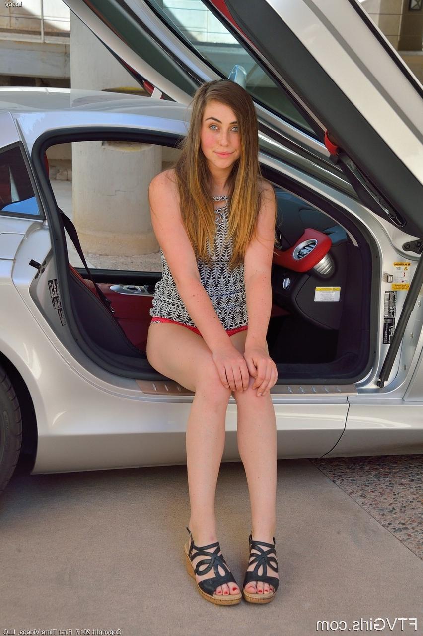 20P Gata com olhos azuis sexy Lacey brincando com sua buceta com tesão em seu carro elegante