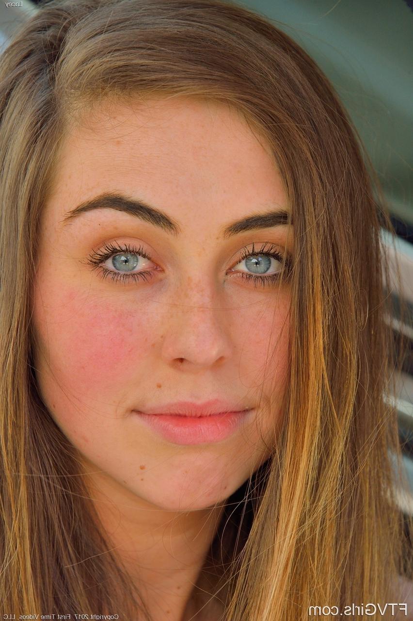 20P Gata com olhos azuis sexy Lacey brincando com sua buceta com tesão em seu carro elegante