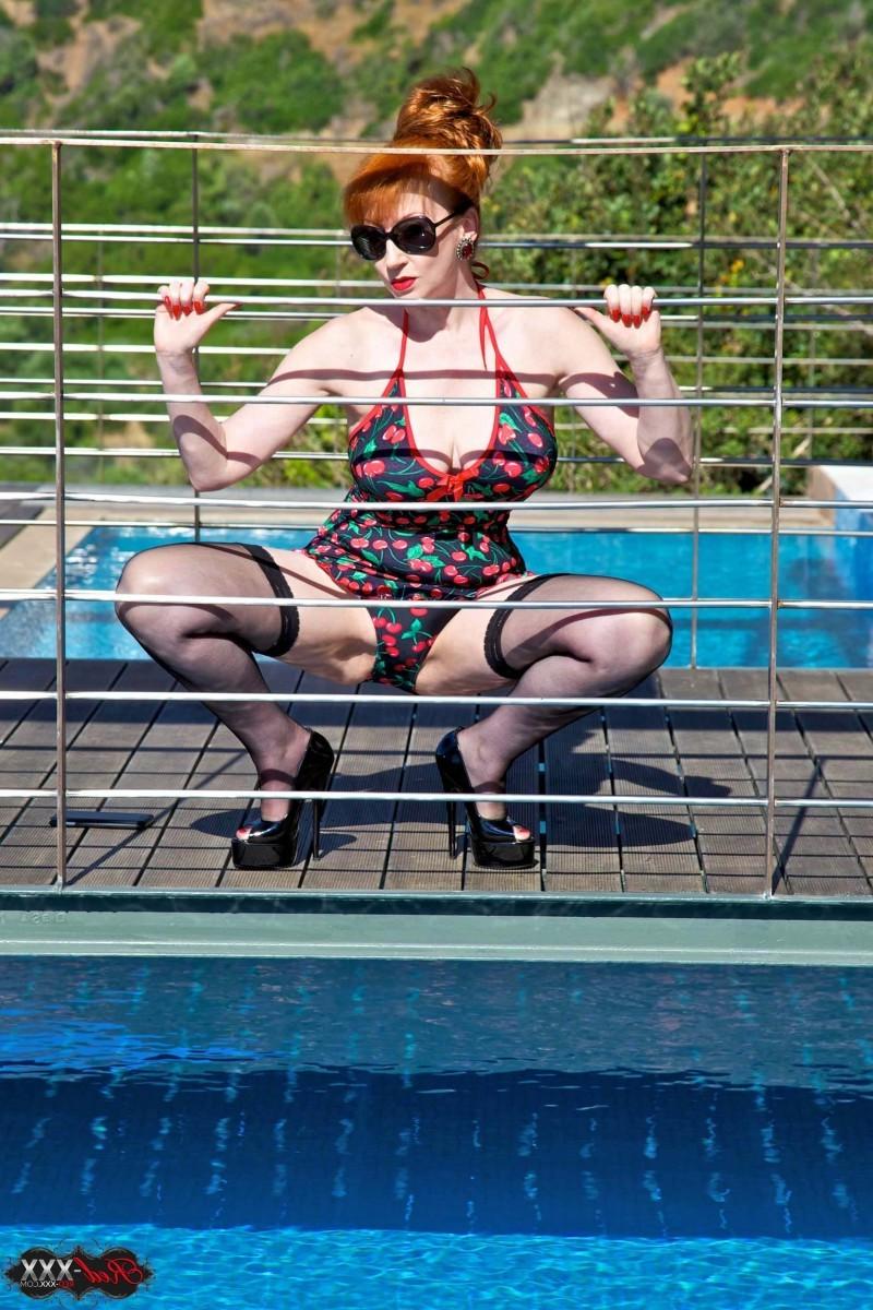 20P MILF británica con pelo rojo muestra sus grandes tetas y su coño mientras está al aire libre en sombras