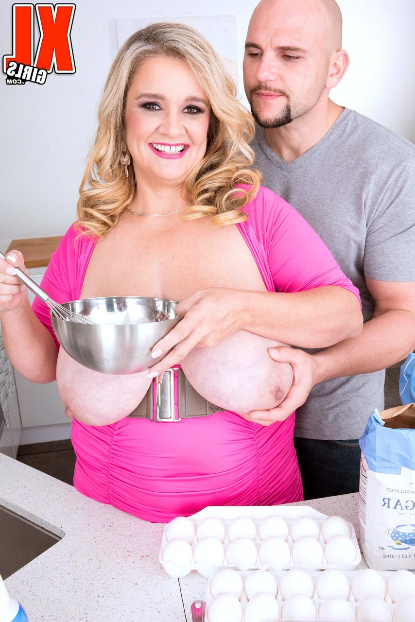 17P La blonde voluptueuse Cami Cooper reçoit de la crème fouettée et de la crème pour homme sur ses seins BBW