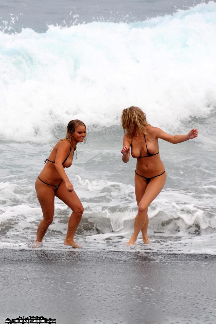 16P Marry Queen e sua amante lésbica tiram micro biquínis enquanto o surf chega
