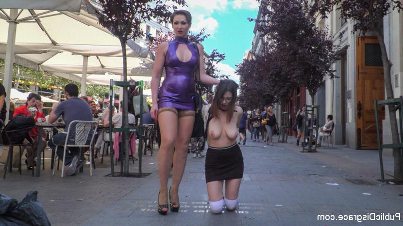 15P La fille soumise Zenda Sexy est exhibée nue en public pour avoir fait du sexe oral.