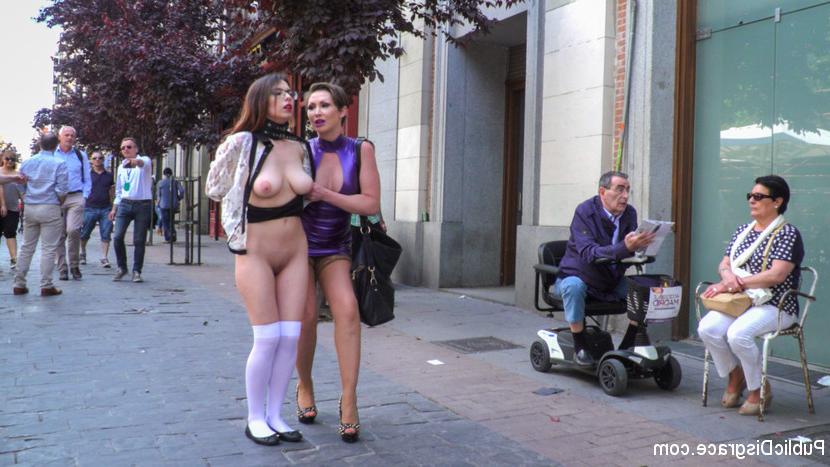15P La fille soumise Zenda Sexy est exhibée nue en public pour avoir fait du sexe oral.