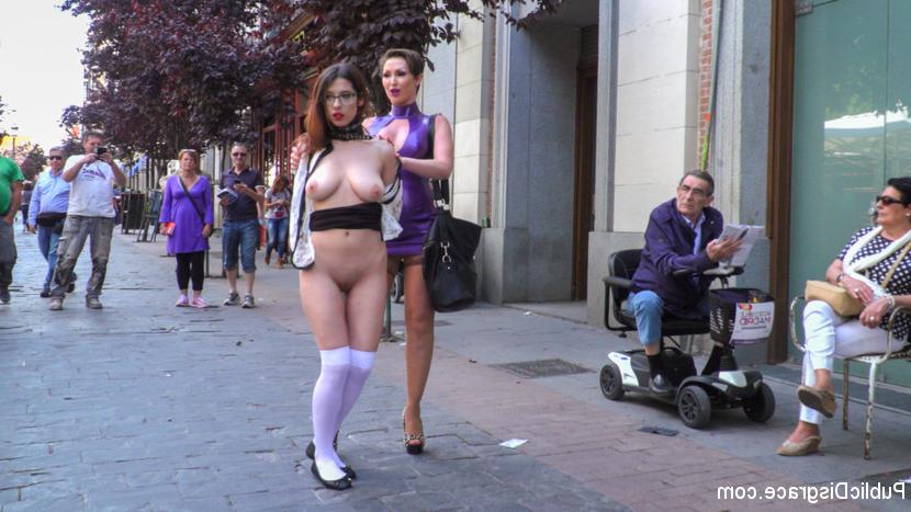 15P La fille soumise Zenda Sexy est exhibée nue en public pour avoir fait du sexe oral.