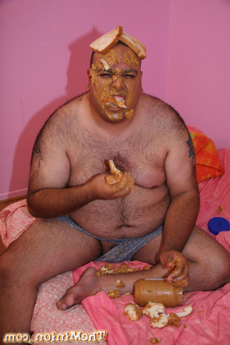 20P La pequeña adolescente Tiger monta la pequeña polla de un hombre gordo después de jugar con comida sucia