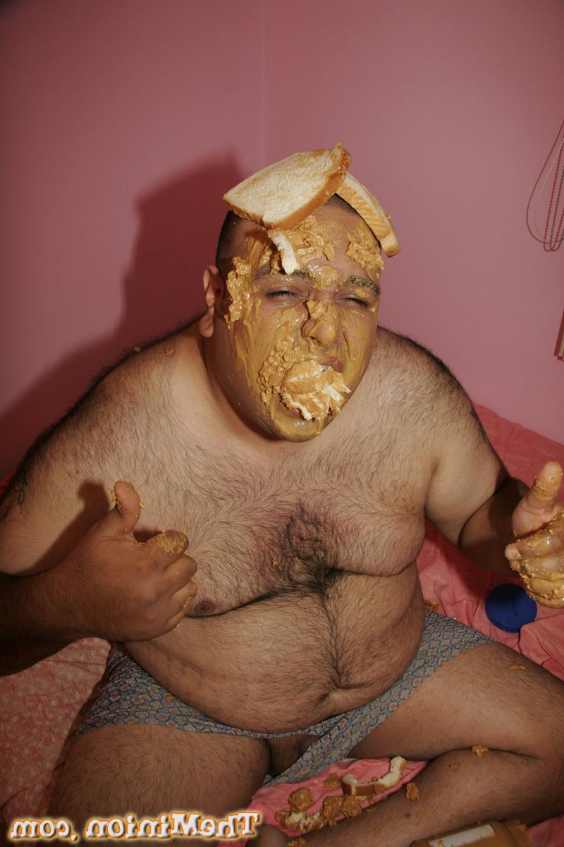 20P La pequeña adolescente Tiger monta la pequeña polla de un hombre gordo después de jugar con comida sucia