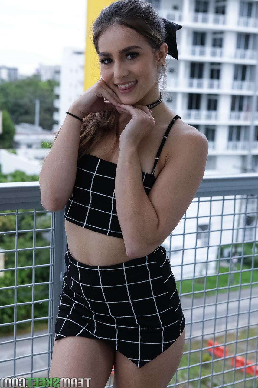 16P かなり小さな胸のソフィー・レイエスがふしだらな女服を脱いでバルコニーでヌードポーズをとる