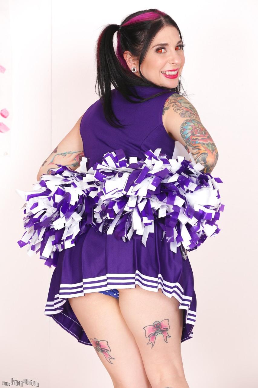 15P La animadora tatuada Joanna Angel se quita el uniforme mientras usa zapatillas