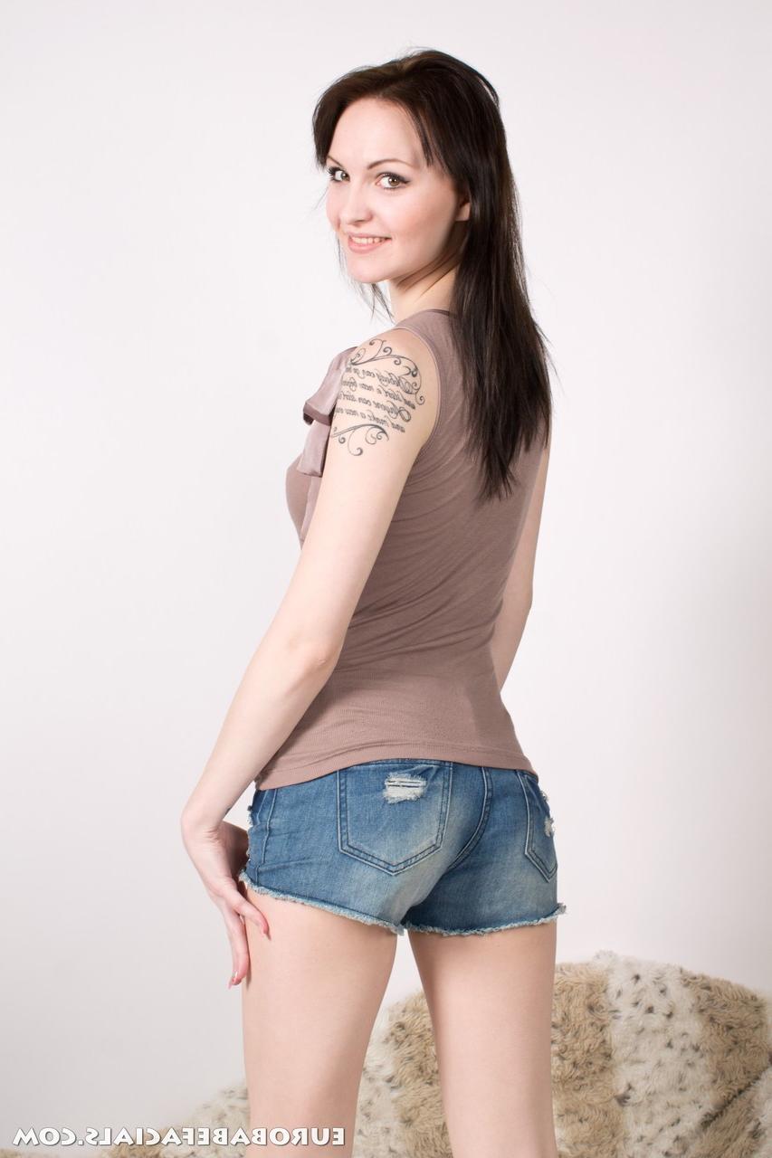 20P La sexy morena Belle Claire mama una gran polla y deja que se corra en su bonita cara