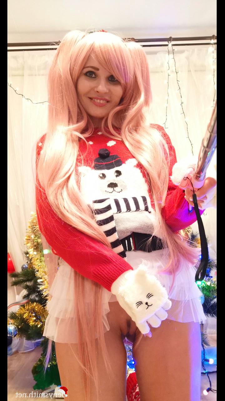 15P A gata cosplay Jeny Smith mostra sua buceta em uma saia levantada perto da árvore de Natal