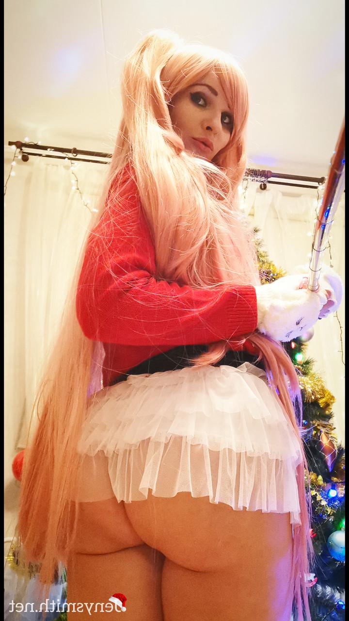 15P A gata cosplay Jeny Smith mostra sua buceta em uma saia levantada perto da árvore de Natal